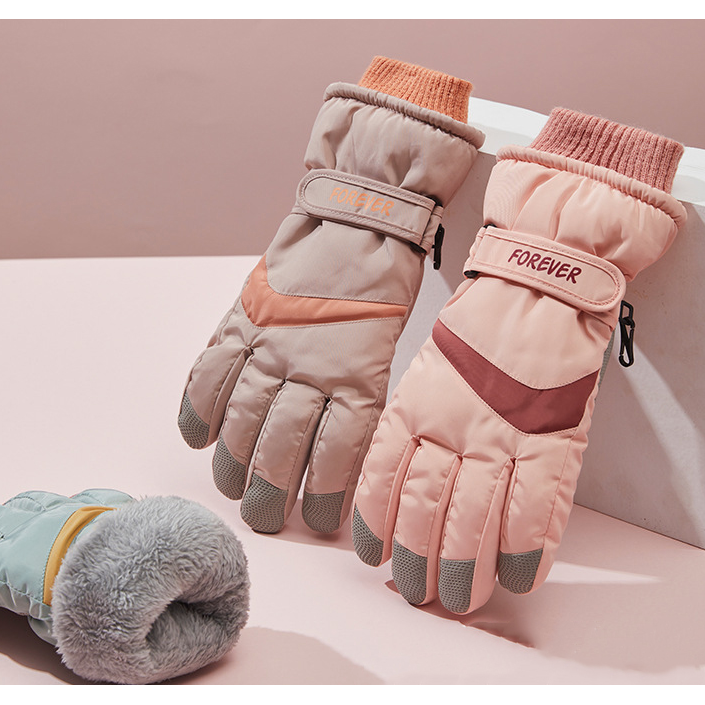 Solution Online Shops – dames ski handschoenen – sfeerfoto