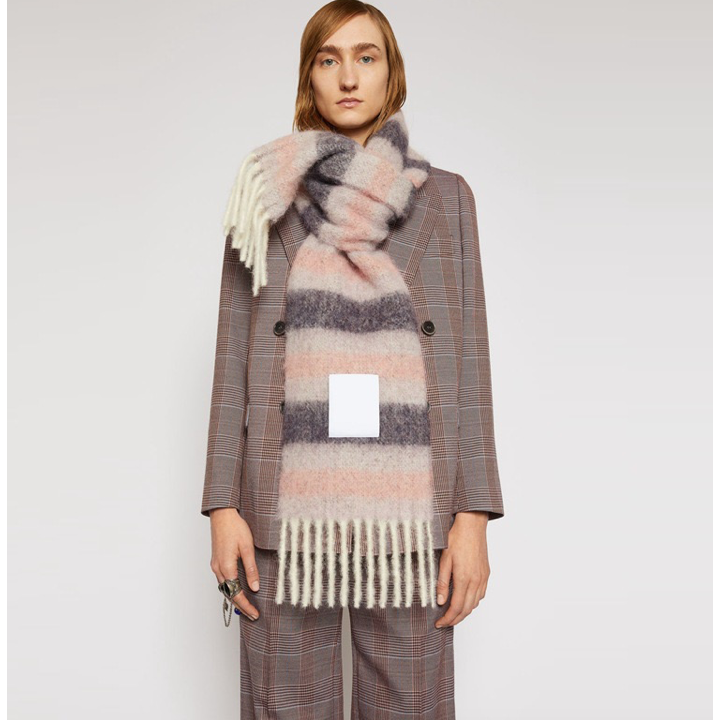 Solution Online Shops – kleding en accessoires – sjaals – dames sjaal – roze gestreept – sfeerfoto