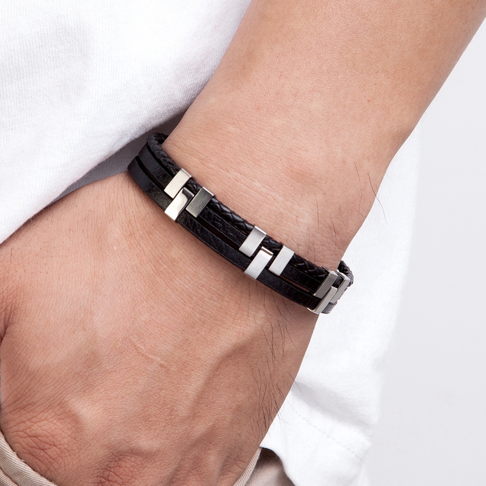 Solution Online Shops – sieraden – armbanden – leren armband Roger – Sfeerfoto