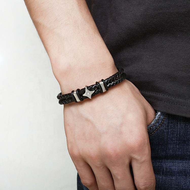 Solution Online Shops – sieraden – armbanden – leren armband Star – sfeerfoto